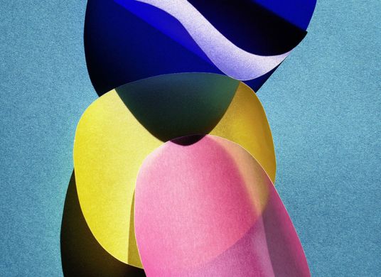 Ein blauer, ein gelber und ein rosa Kreis aus leicht gewelltem Transparentpapier liegen überlappend auf hellblauem Untergrund und werfen Schatten