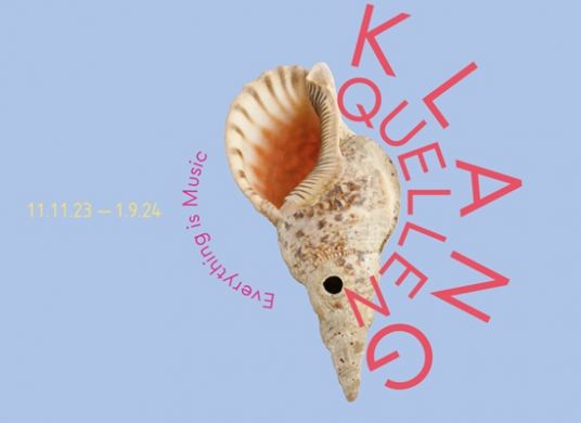Eine Muschel einer Meeresschnecke um die herum der Titel und die Daten der Ausstellung gesetzt sind auf hellblauem Grund