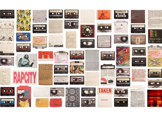  Kassetten, handschriftliche Zettel und Bildchen nebeneinander gelegt 