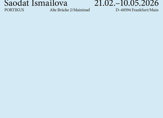 Hellblaues Plakat mit Ausstellungstitel und -daten und oben einem Foto von Meer und einem naturgetreuen Gem&auml;ldes eines Fisches auf gr&uuml;nem Grund