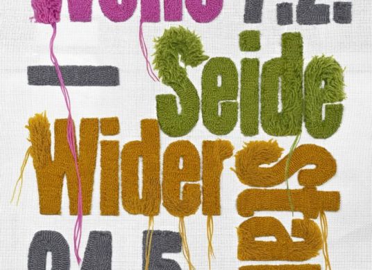 Ausstellungstitel und -daten in Schrift, die wie gestickt aussieht