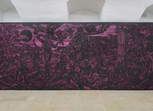 Ein sehr großes lila-schwarzes Bild mit nackten Figuren vor einer Wand