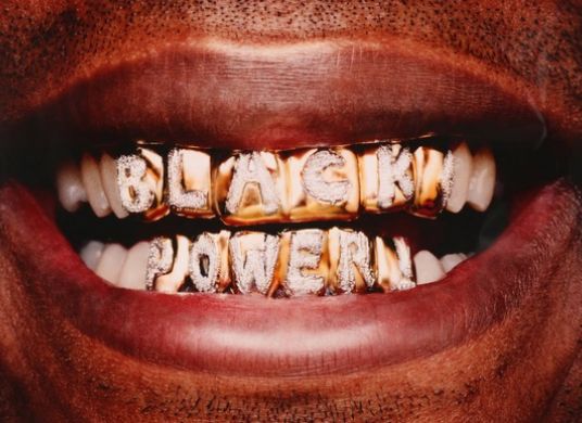 Offener Mund eines Schwarzen mit Goldzähnen, die mit "Black Power" beschriftet sind