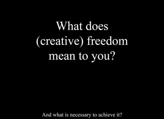 Wei&szlig;e Schrift auf schwarzem Grund 'What does (creative) freedom mean to you?'