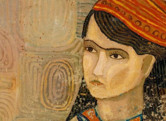 Das Gemälde zeigt ein Mädchen mit langen braunen Haaren, das ein rotgelbes Kopftuch trägt und seinen Blick nach links richtet. Der Gesichtsausdruck des Mädchens ist neutral, während es traditionelle blaue, orange und beige Kleidung trägt. Im Hintergrund sind kreisförmige Muster erkennbar.