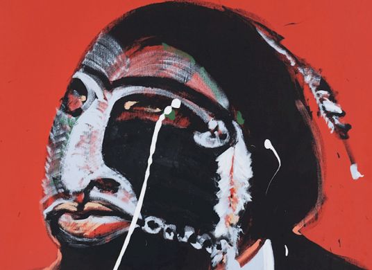 Ein ausdrucksstarkes Portr&auml;t eines stilisierten Gesichts in Schwarz-Wei&szlig; mit sichtbaren Farbtropfen, vor einem einfarbigen roten Hintergrund, akzentuiert durch eine Feder und ein Perlendetail.