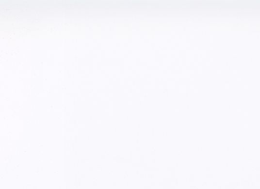 Weißer Hintergrund mit einem kleinen dunkeln Kopf mit weißen Augen am linken Bildrand mit einem schwarzen Balken oben und einem unten