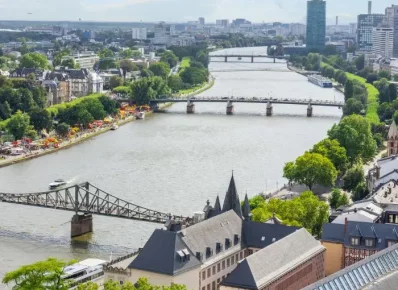 Flussansicht in Stadt mit mehreren Br&uuml;cken von oben fotografiert