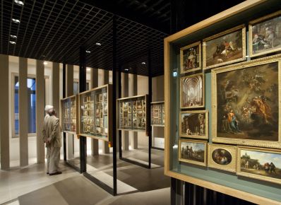 Blick in einen Ausstellungsbereich im Historischen Museum Frankfurt mit Gemälden