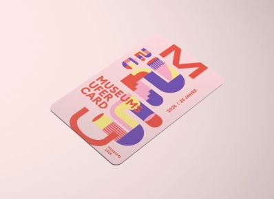 Die rosa MuseumsuferCard mit dem Aufdruck zum 25. Jubiläum mit einer bunten, kleinen Zahl 20 und einer großen 25 der Karte liegt auf rosa Untergrund