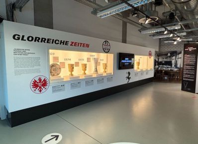Vitrine mit Pokalen mit der Überschrift "Glorreiche Zeiten" und Jahreszahlen
