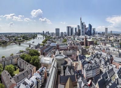 Museumsufer und Skyline Panorama von Frankfurt bei Sonnenschein