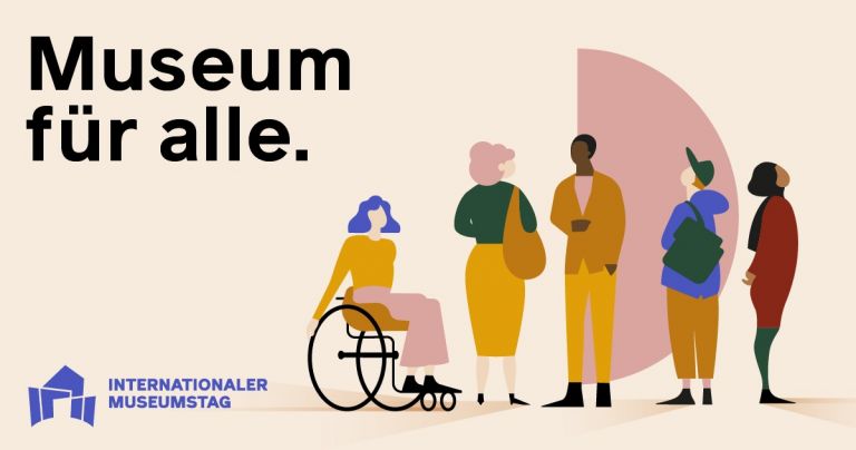 Schwarzer Schriftzug "Museum für alle." auf rosa Grund mit blauem Logo des Internationalen Museumstages links, rechts Illustration von mehreren stehenden Personen, eine im Rollstuhl
