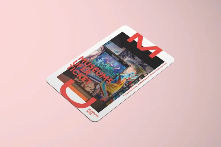 Das MuseumsuferTicket mit einem Foto, auf dem ein Foto von einer bunten Graffiti-Wand in einem Raum, auf rosa Hintergrund