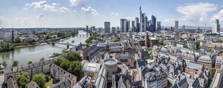 Blick auf die Skyline Frankfurts und den Main links