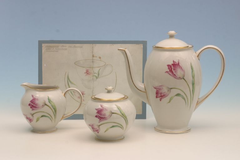 Ausstellungsstücke (v.l.n.r. Milchkännchen, Zuckerdose, Kaffeekanne mit derselben Blumenbemalung und Design) aus dem Porzellan Museum
