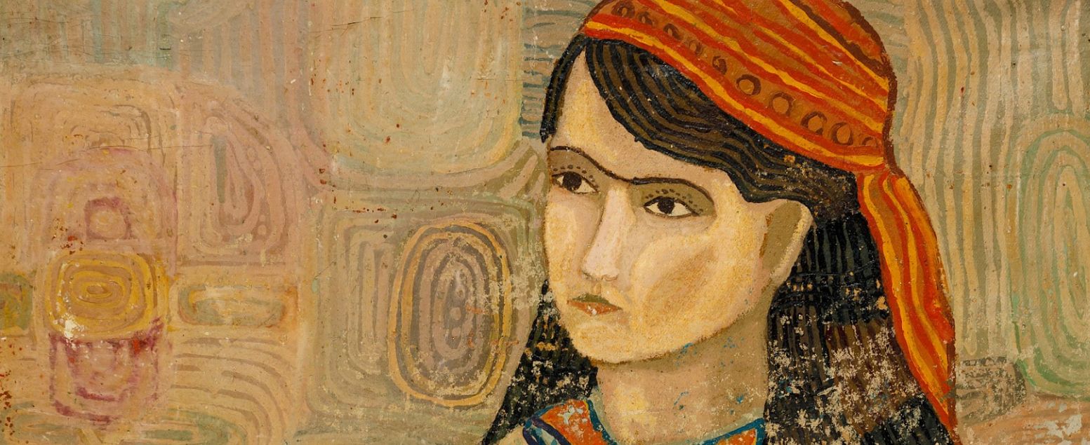 Enlarge image: Das Gemälde zeigt ein Mädchen mit langen braunen Haaren, das ein rotgelbes Kopftuch trägt und seinen Blick nach links richtet. Der Gesichtsausdruck des Mädchens ist neutral, während es traditionelle blaue, orange und beige Kleidung trägt. Im Hintergrund sind kreisförmige Muster erkennbar.