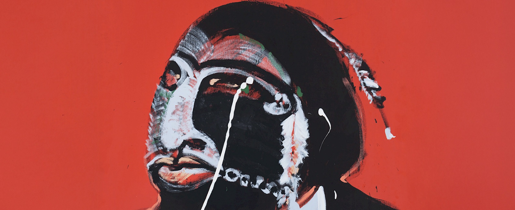 Bild vergrössern: Ein ausdrucksstarkes Portr&auml;t eines stilisierten Gesichts in Schwarz-Wei&szlig; mit sichtbaren Farbtropfen, vor einem einfarbigen roten Hintergrund, akzentuiert durch eine Feder und ein Perlendetail.