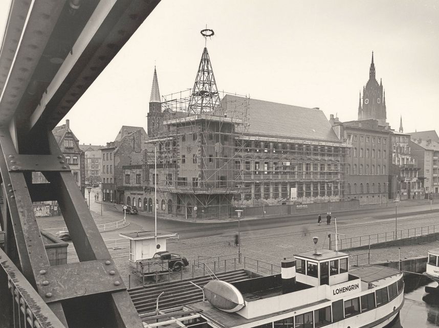 Enlarge image: Schwarz-Wei&szlig;-Fotografie einer Ruine