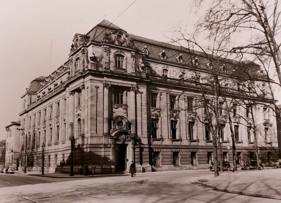 Enlarge image: Schwarz-Weiß-Fotografie eines großen, alten Gebäudes 
