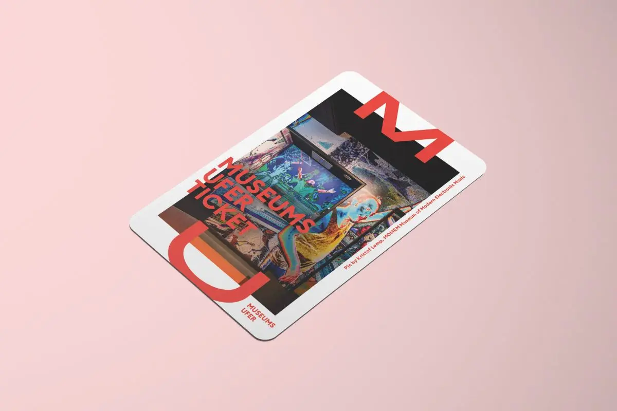 Bild vergrössern: Das MuseumsuferTicket mit einem Foto, auf dem ein Foto von einer bunten Graffiti-Wand in einem Raum, auf rosa Hintergrund