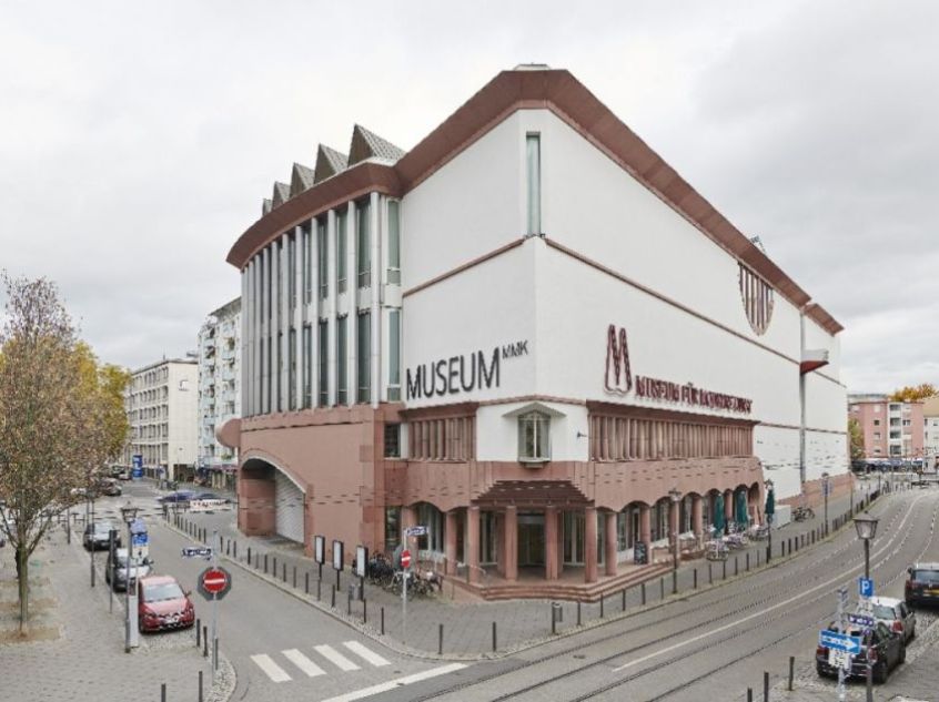 Gebäude mit dem Eingang des MUSEUM MMK und den umgebenden Straßen im Vordergrund