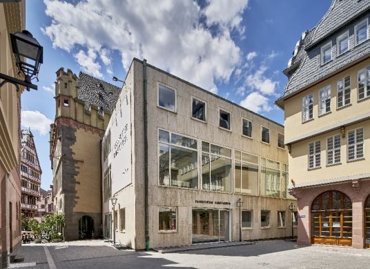Blick das Gebäude mit dem Eingangsbereich im Neubau zum Kunstverein mit angrenzenden mittelalterlich aussehnden Gebäuden