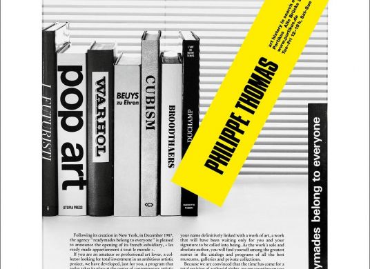 Plakat mit Titel, Ausstellungsdaten und Text vor einem schwarz-weißem Bild mit Büchern über Kunst