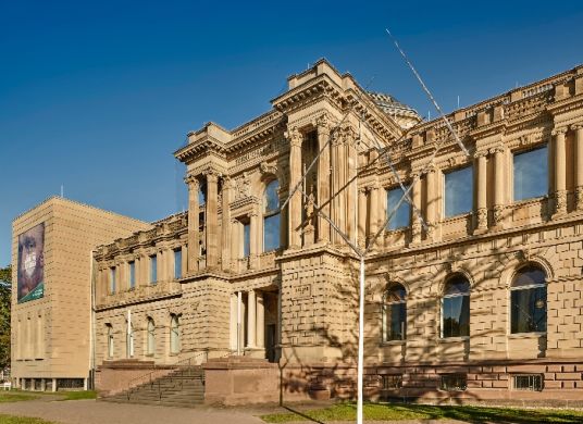 Altbau-Fassade des Städel Museums von vorne aus dem Städel Garten fotografiert mit Eingang